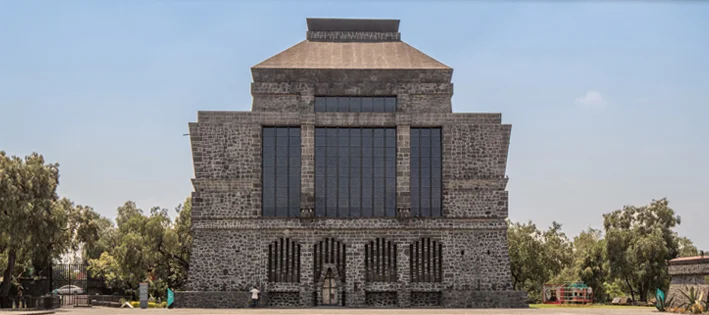 Puis nous explorerons un musée fabriqué essentiellement en roche volcanique, érigé par Diego Rivera pour exposer les objets préhispaniques qu’il a collectionné tout au long de sa vie.