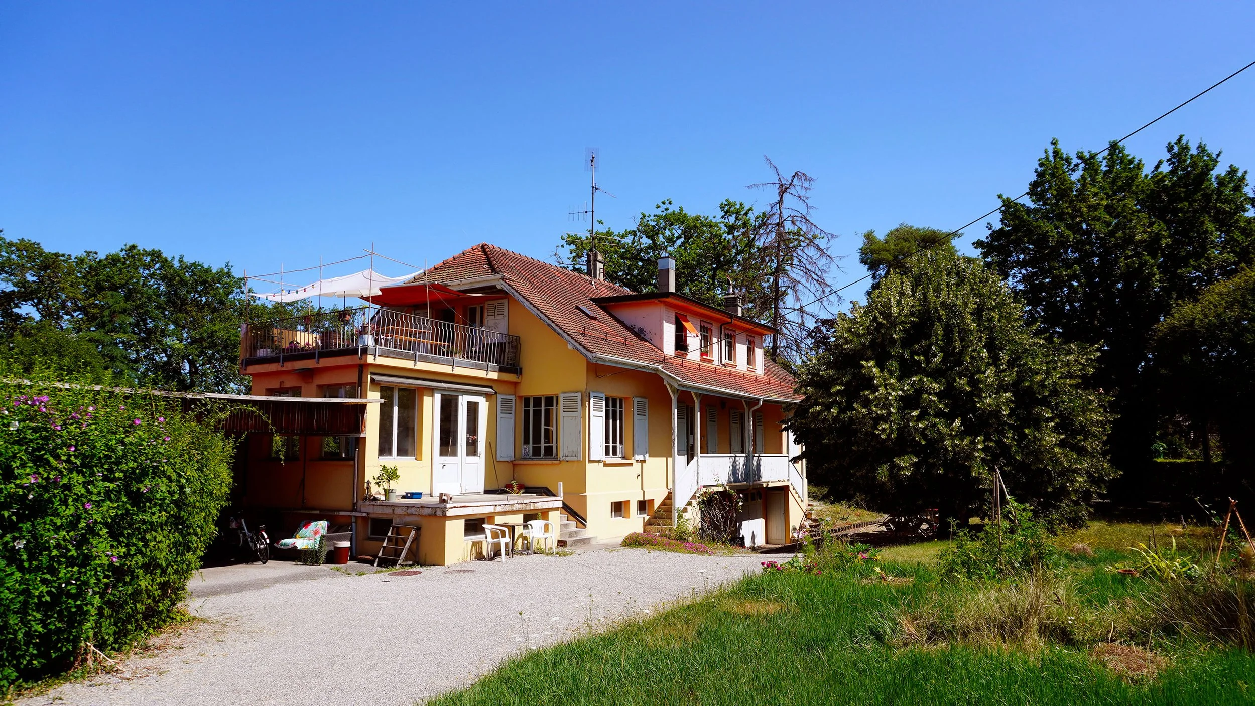 L'atelier se situe dans cette maison, avec jardin