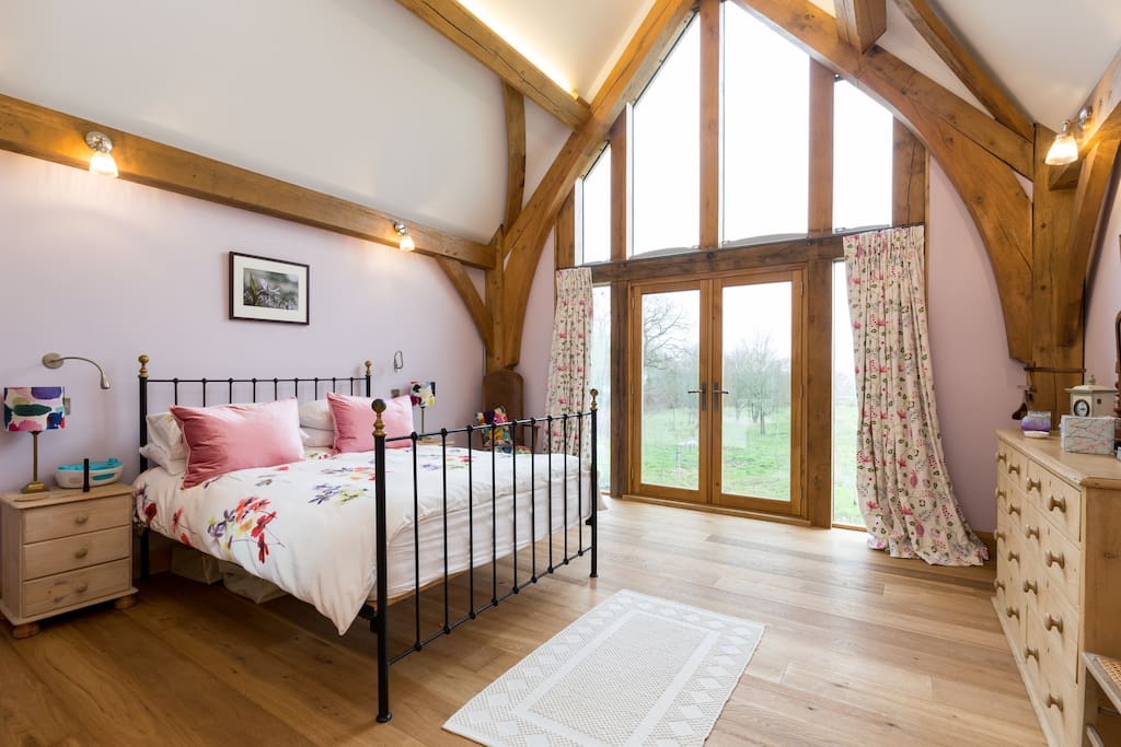 King sized bedroom 2.jpg
