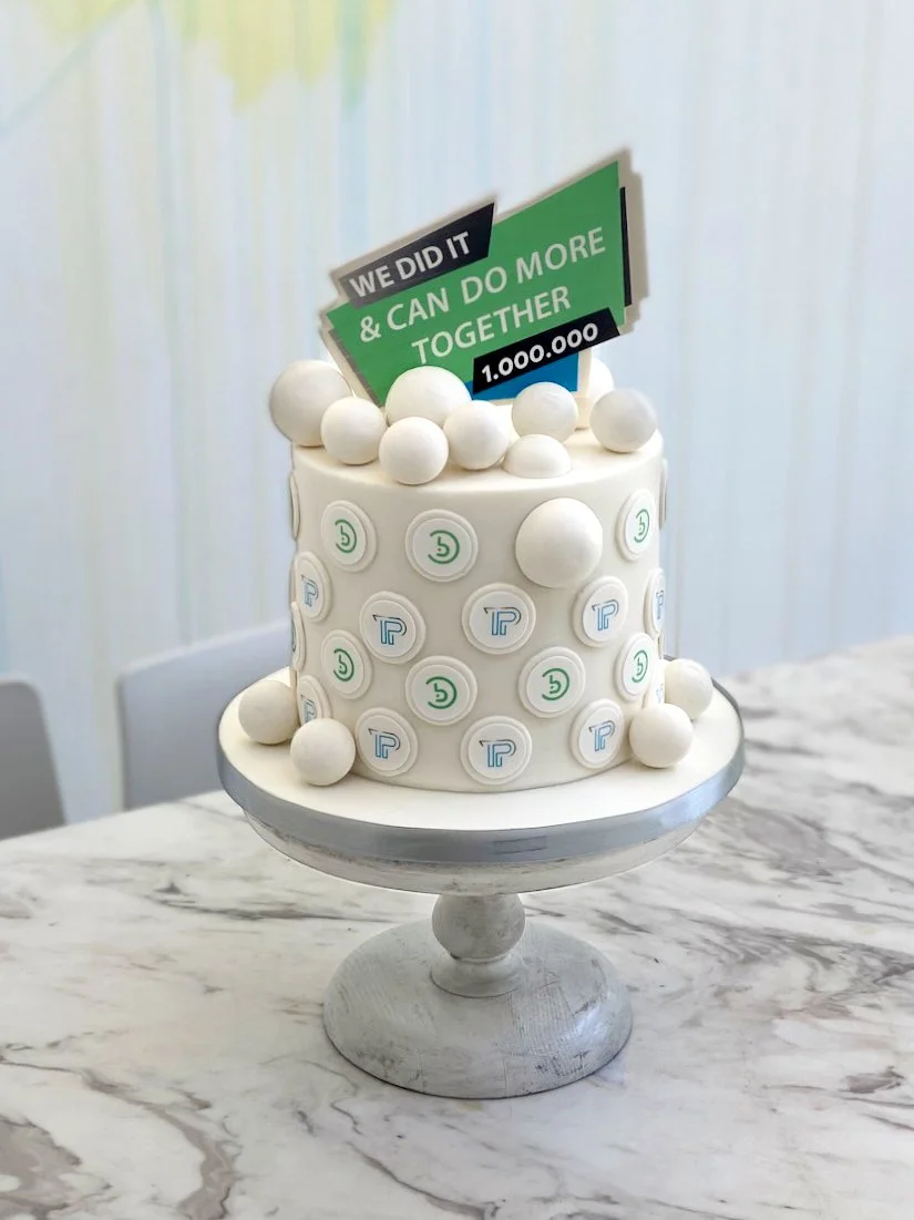 Yiamy_Corporate Cake - 17.jpeg