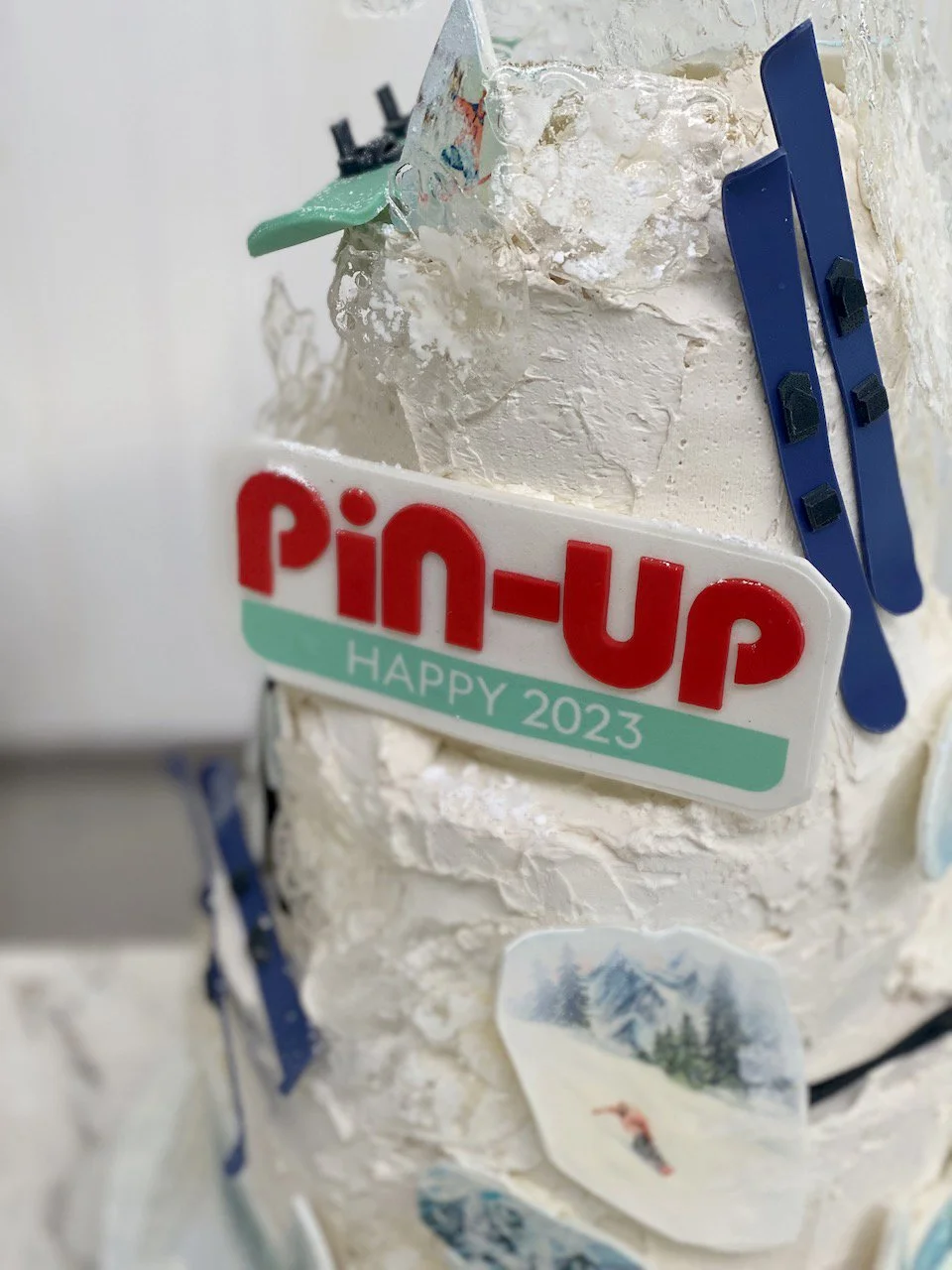 Yiamy_Corporate Cake - 2.jpeg