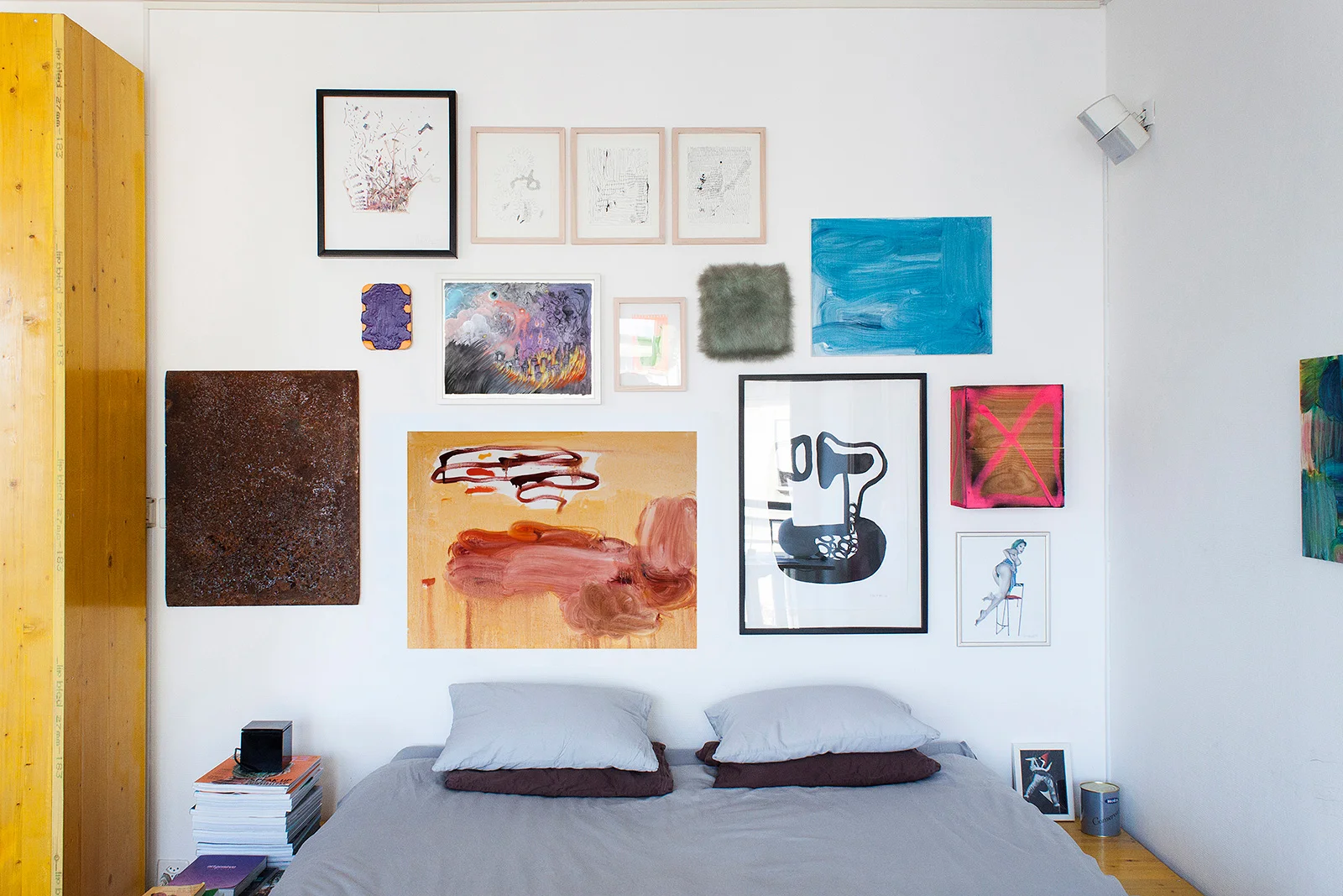 situation en appartement (hauteur plafond: 260 cm, lit: 58 cm, de gauche à droite et de haut en bas, autres œuvres de Máximo González, Stéphane Ducret, Bret Slater, Vidya Gastaldon, Sylvie Fleury, Boris Gratry, Mix & Remix, Giovanna Casotto, Crystel Ceresa & Gilles Porret)
