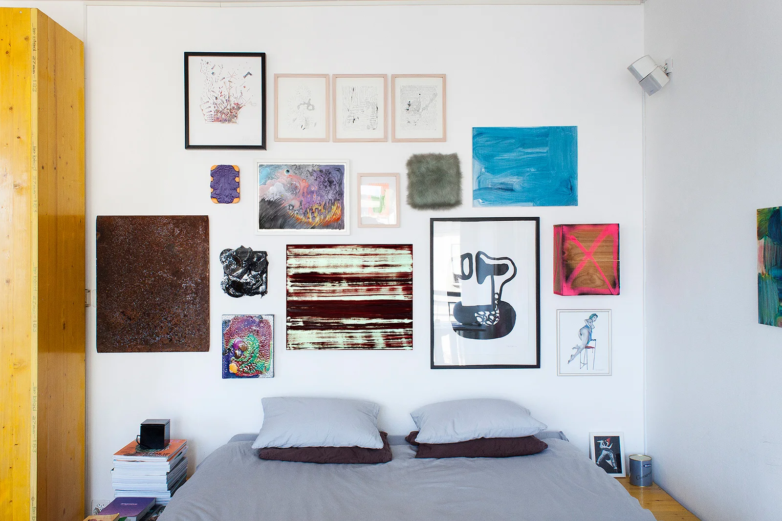 situation en appartement (hauteur plafond: 260 cm, lit: 58 cm, de gauche à droite et de haut en bas, autres œuvres de Máximo González, Stéphane Ducret, Bret Slater, Vidya Gastaldon, Sylvie Fleury, Boris Gratry, Thierry Feuz, Mix & Remix, Giovanna Casotto, Crystel Ceresa & Gilles Porret)