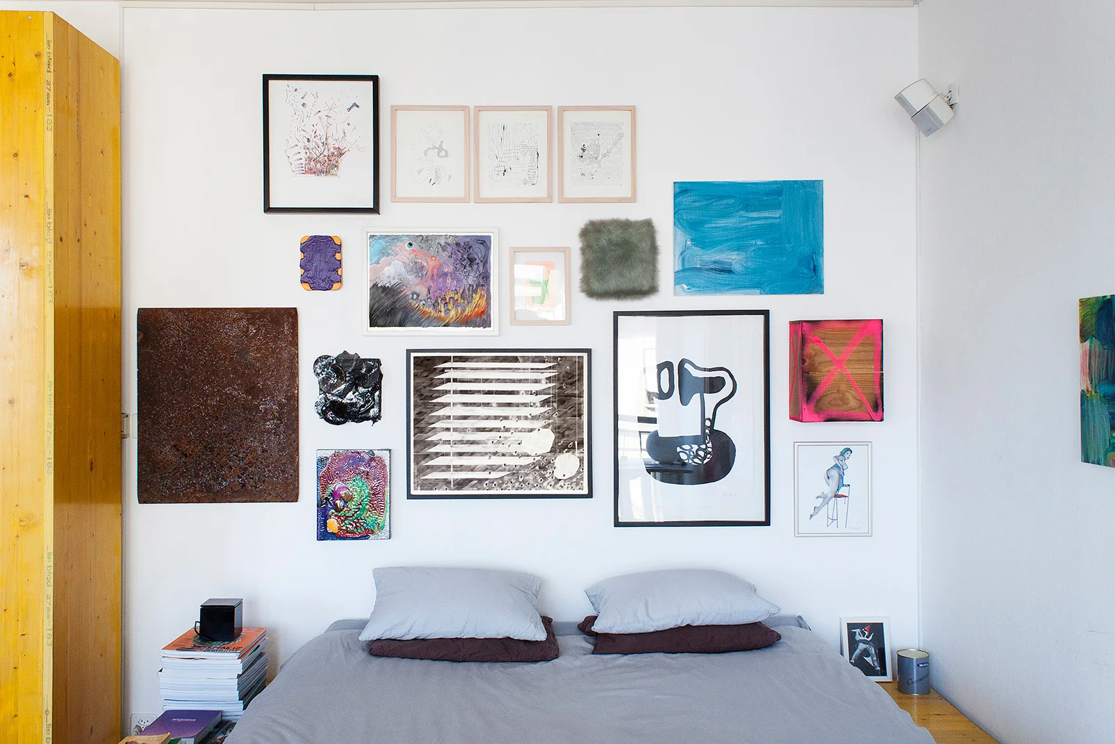situation en appartement (hauteur plafond: 260 cm, lit: 58 cm, de gauche à droite et de haut en bas, autres œuvres de Máximo González, Stéphane Ducret, Bret Slater, Vidya Gastaldon, Sylvie Fleury, Boris Gratry, Thierry Feuz, Philip Vormwald, Mix & Remix, Giovanna Casotto, Crystel Ceresa & Gilles Porret)