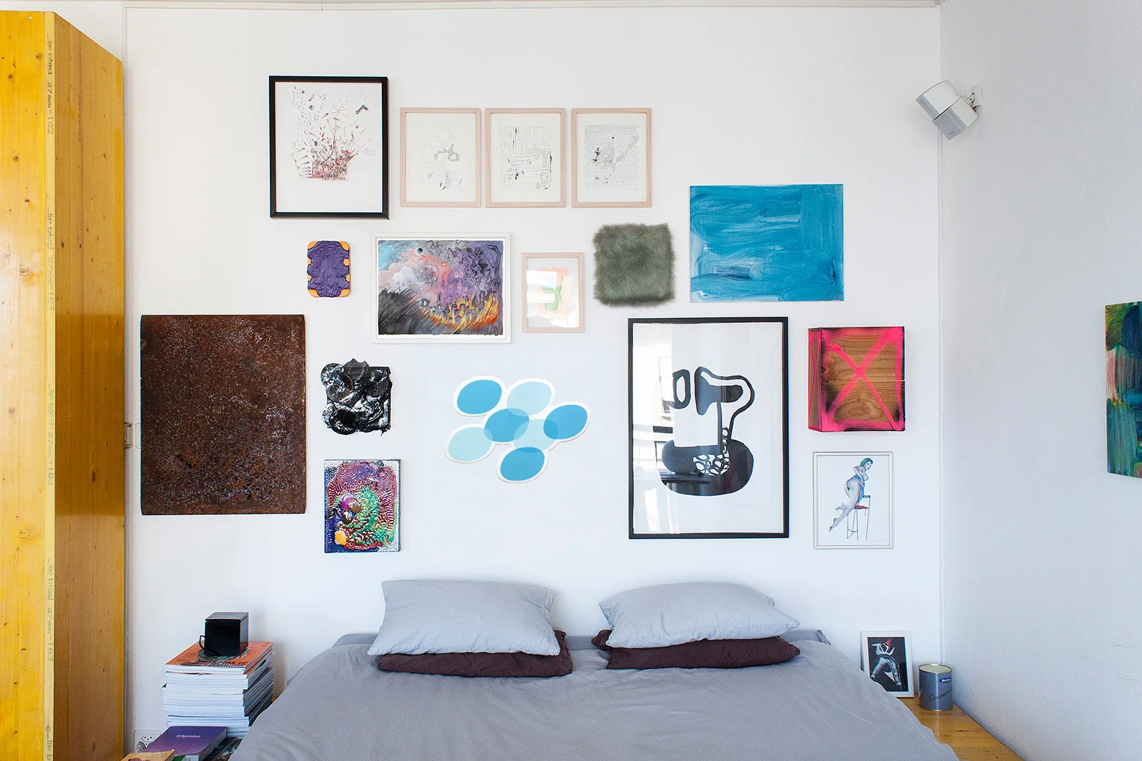 situation en appartement (hauteur plafond: 260 cm, lit: 58 cm, de gauche à droite et de haut en bas, autres œuvres de Máximo González, Stéphane Ducret, Bret Slater, Vidya Gastaldon, Sylvie Fleury, Boris Gratry, Thierry Feuz, Mix & Remix, Giovanna Casotto, Crystel Ceresa & Gilles Porret)