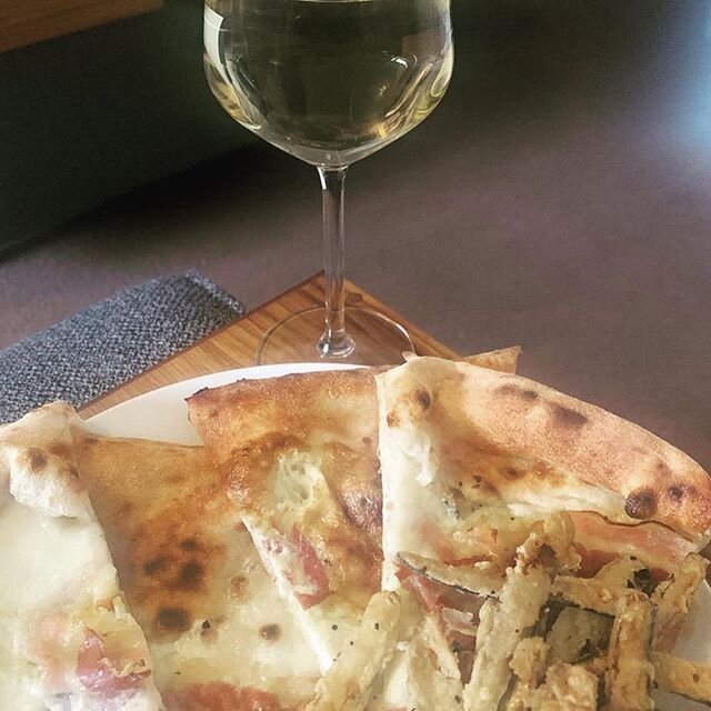 #Repost @traceycurly
・・・
Yummy Carbonara pizza from @acasamiahb washed down with a glass of Bacchus from @chapeldown whilst listening to @fearnecotton sound of the 90&rsquo;s! #stayhome