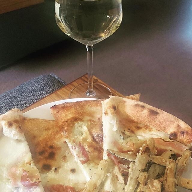 #Repost @traceycurly
・・・
Yummy Carbonara pizza from @acasamiahb washed down with a glass of Bacchus from @chapeldown whilst listening to @fearnecotton sound of the 90&rsquo;s! #stayhome