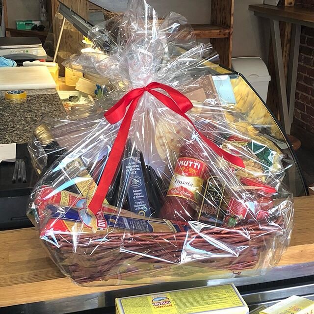 Hampers gifts are now ready to be ordered from our Gastrodeli. Please be in touch to order one with free CT6 local delivery.  The one displayed is &pound;35 #hampers #gifts #italianfood #foodporn #italianproducers