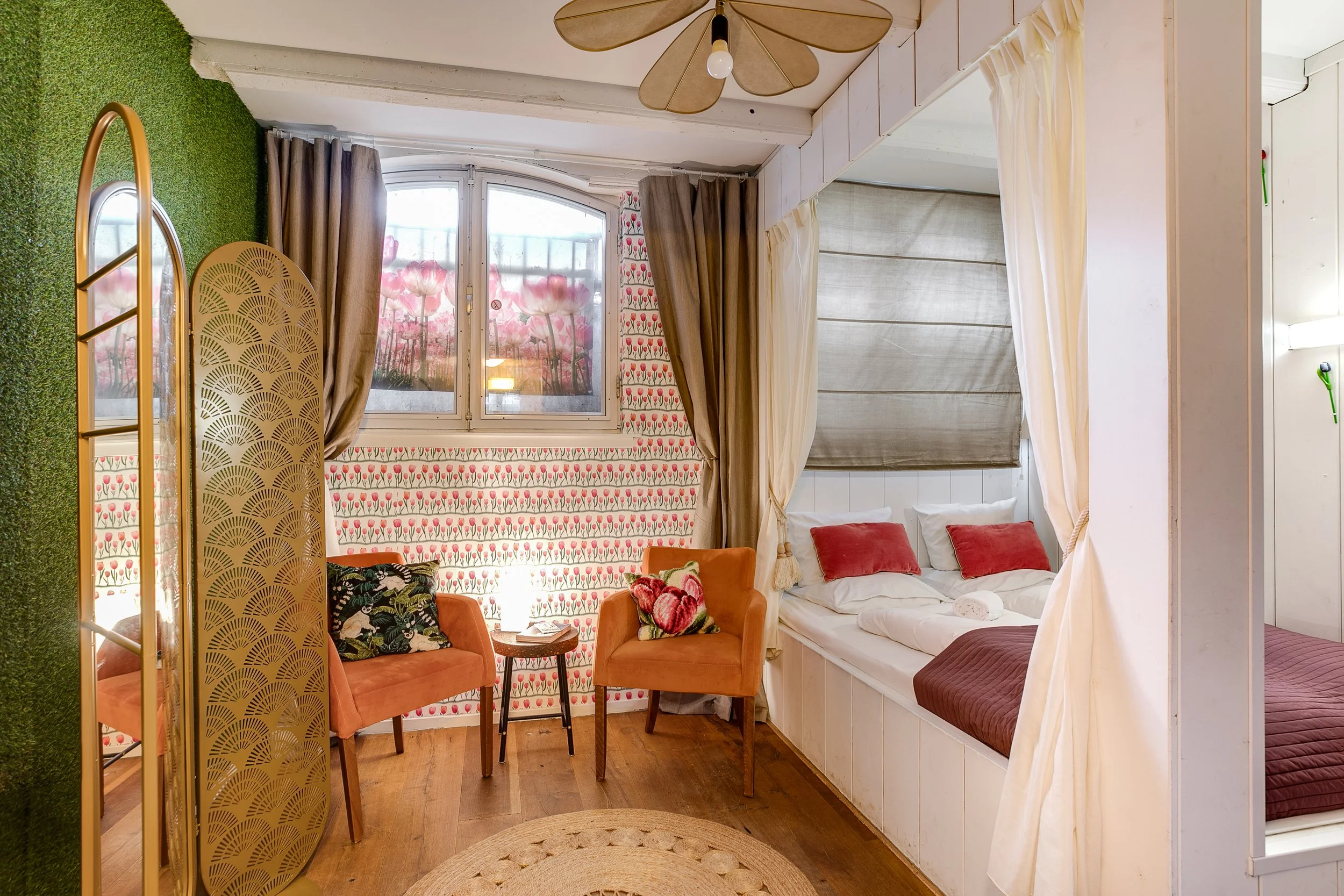 Spacious Double Room 'Tulip' with Dutch Tulips Decor