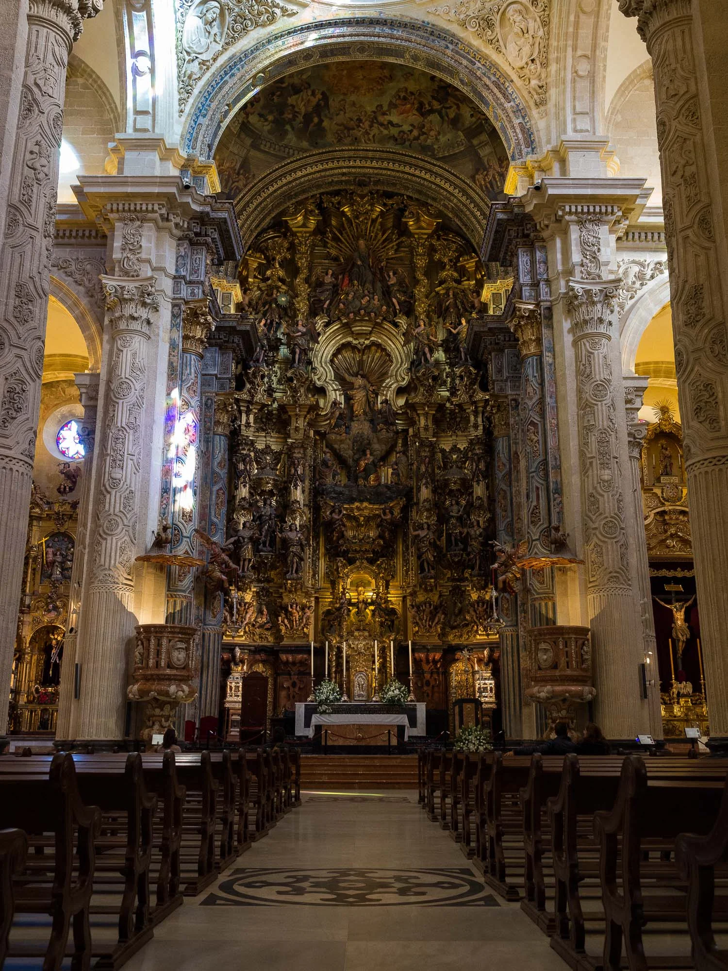 'Aisle and Altar- Iglesia del Salvador' Oly E-M10 mkII + 12-40mm f/2.8 PRO @ 14mm, ISO 800, 1/25, f/2.8
