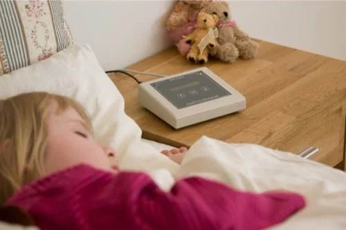 Børn har mindre muskler end voksne. Derfor er kramperne under epileptiske anfald også tilsvarende mindre. Epi-Care 3000 har en præcis sensorteknik, der kan registerer selv ganske små kramper.
