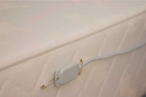 Set sensoren fast på sengen. Derefter måler Epi-Care 3000 de rystelser der opstår ved et epileptisk anfald.