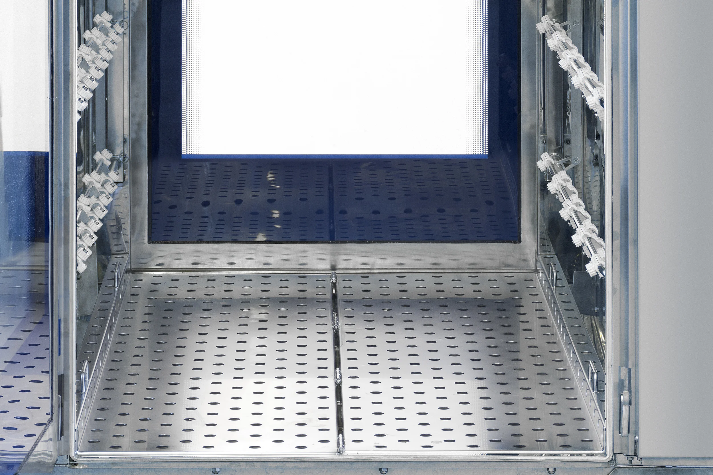 LC 20 loading floor.jpg