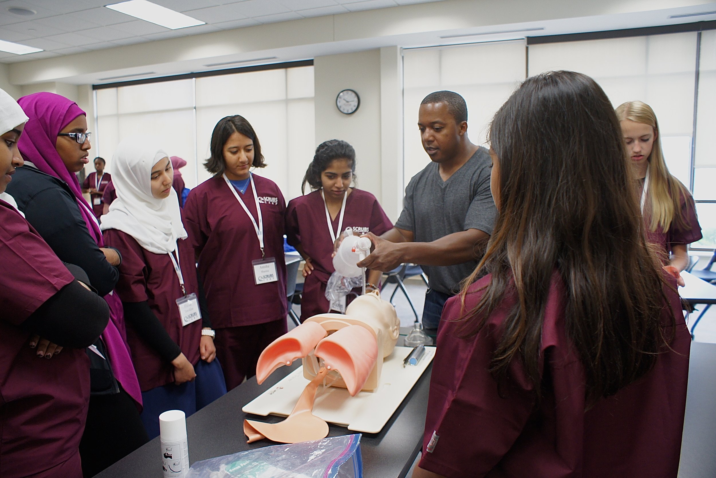   “You never know until you see the profession yourself,” said Green. When asked about his favorite part, Green said that he enjoys work with trauma patients. After the presentation, students experienced putting a patient under anesthesia using manne