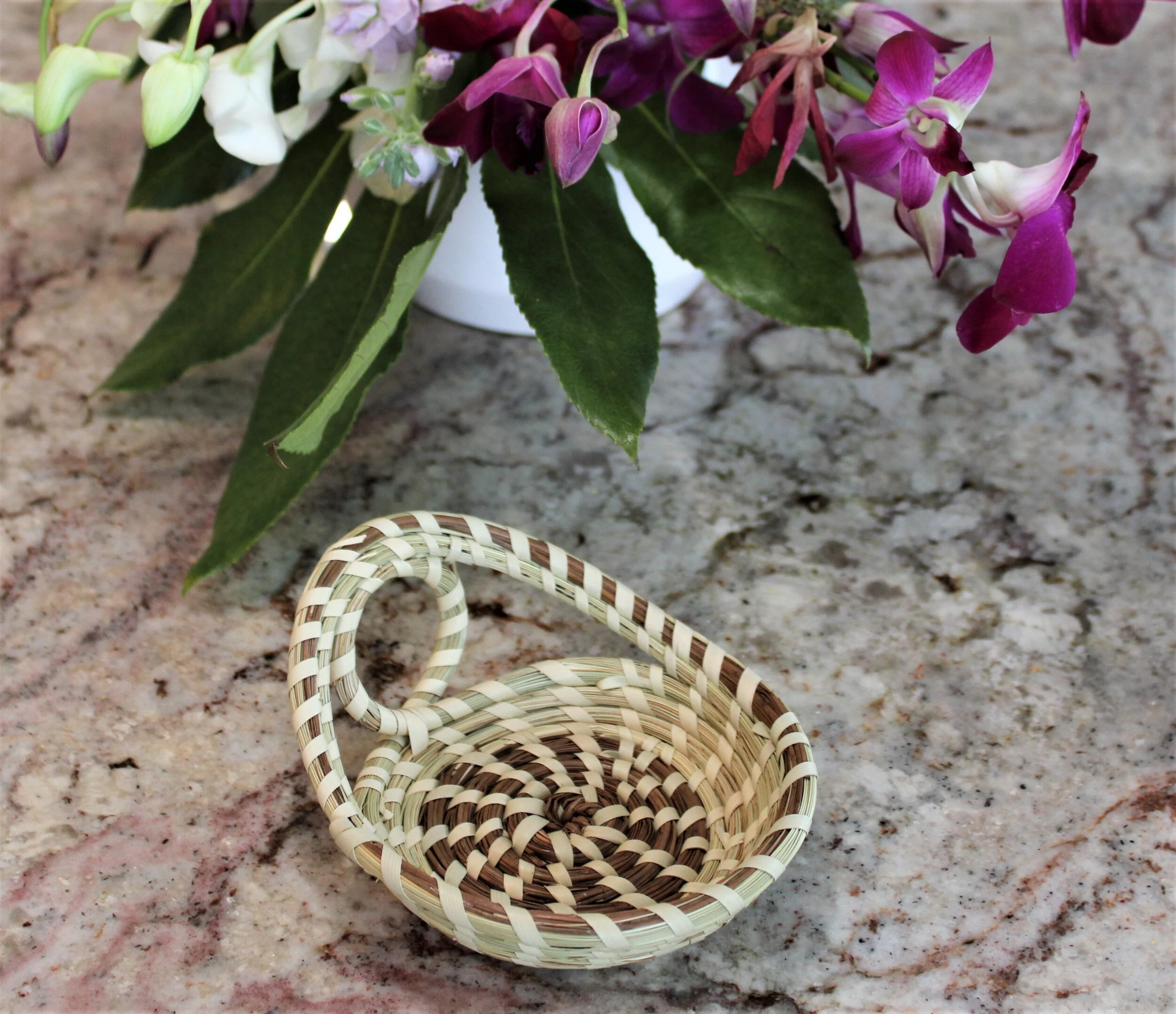 The Isle of Palm Charleston Gullah Sweetgrass Jewelry &amp; Accessory Dish with Loop Handle