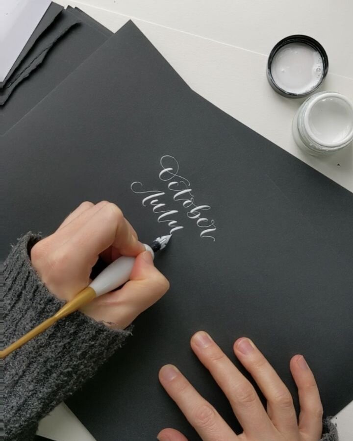 This time of year always makes me want to break out the white-on-black calligraphy! I think this combo suits my lettering best, it always looks better to me! Maybe that's just my goth heart 😎
Will deffo be doing some spooky-ooky calligraphy soon - t