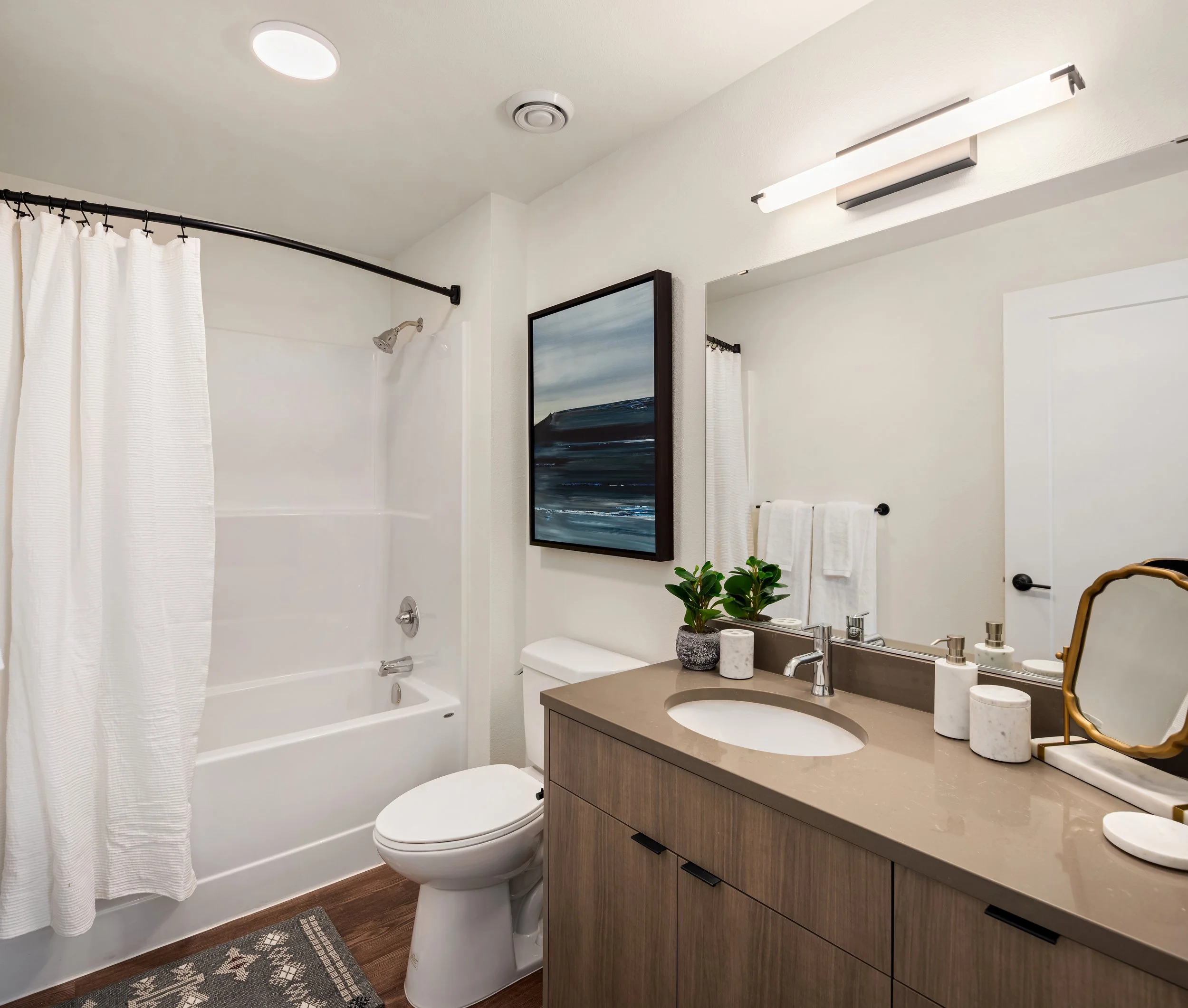 2x2 Model 560 - Main Bathroom.jpg