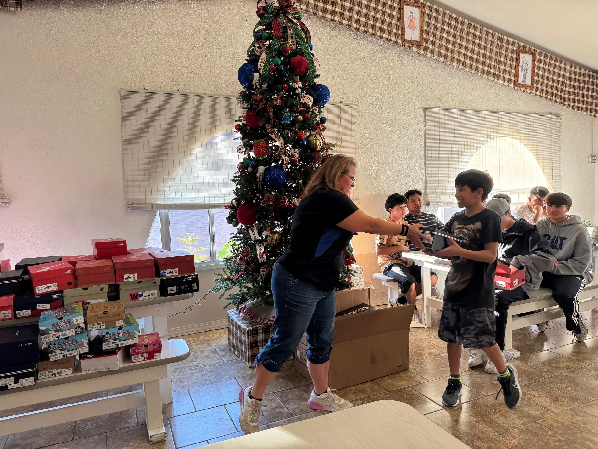 Colina del luz giving.jpg