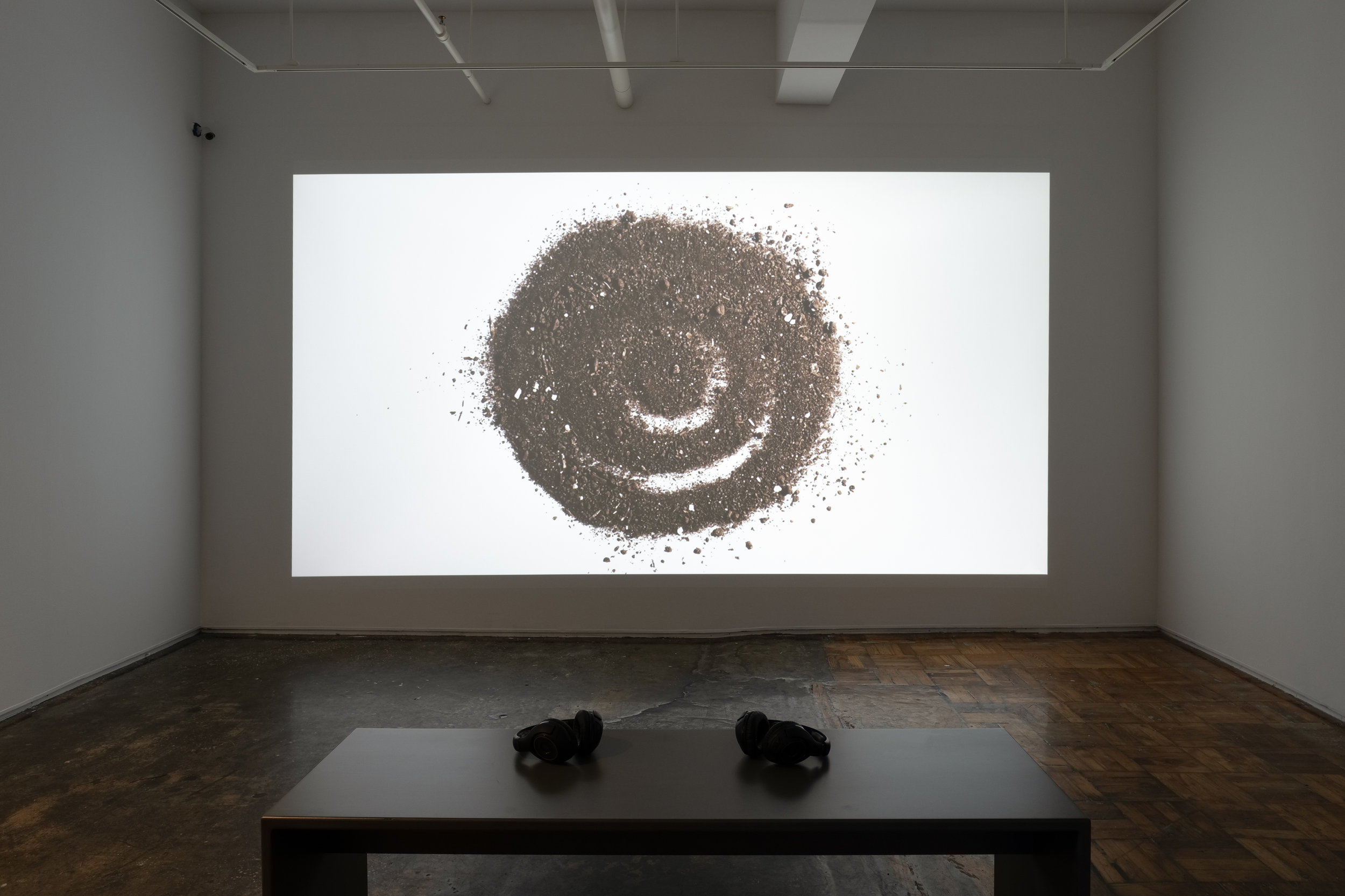 Installation view of Sol, ella y yo
