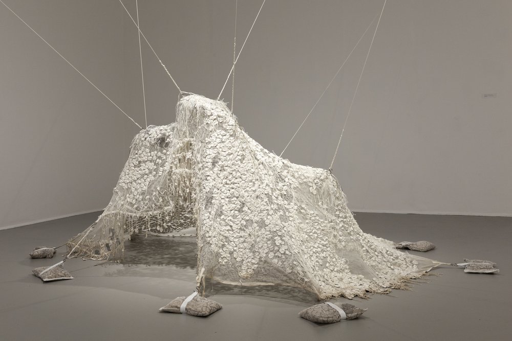  Mimi Biyao Bai,  Conjuring a future full of pasts , 2020–2022, Clay, thread, jute, silk screened netting, canvas, sand, steel, dimensions variable (this installation is 42 x 132 x 108 inches). Installation view in Mimi Biyao Bai,  Hide and See , Bos