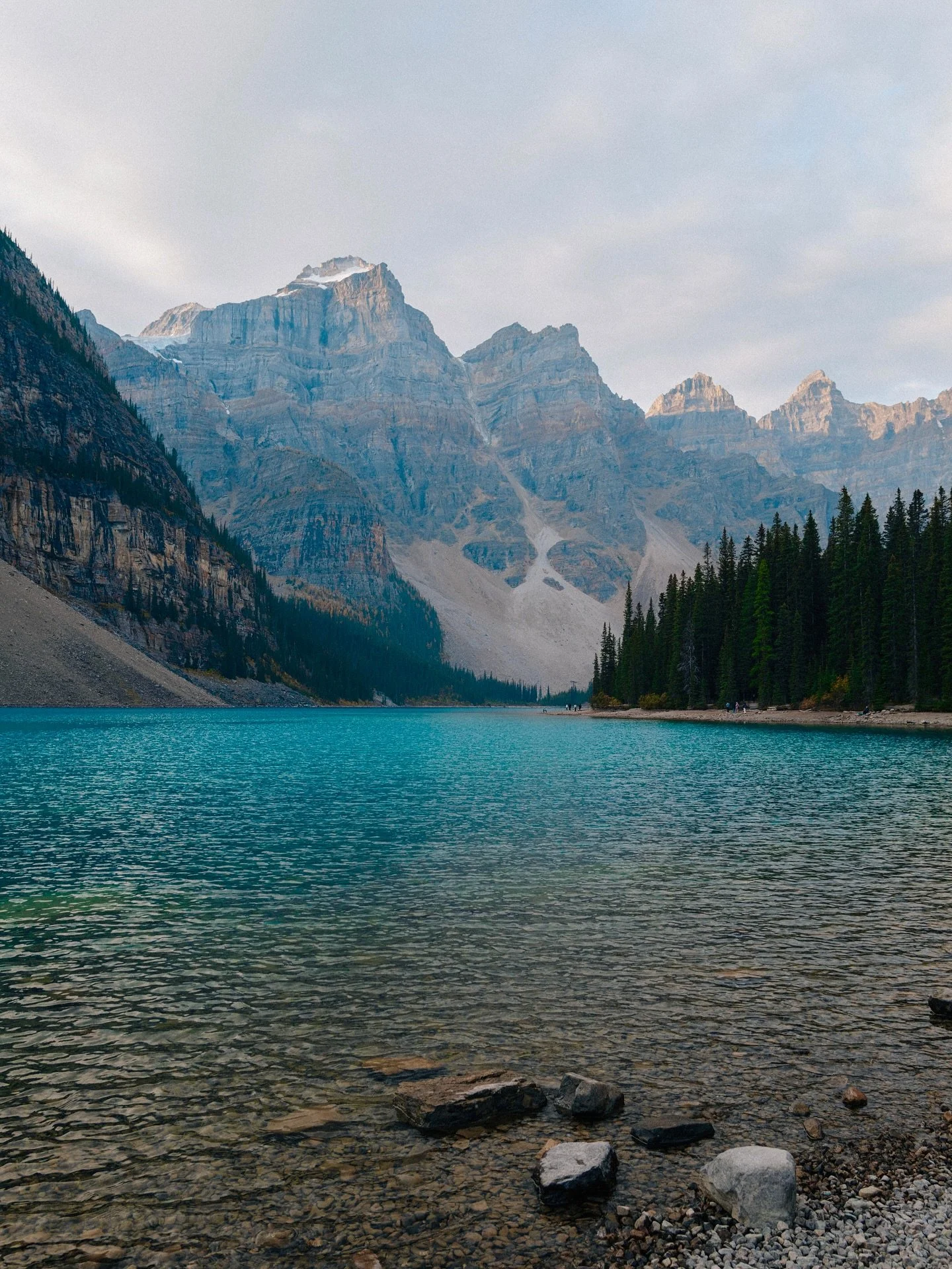 Fave views with my fave person ❤️

#morainelake #banff #leicaq3