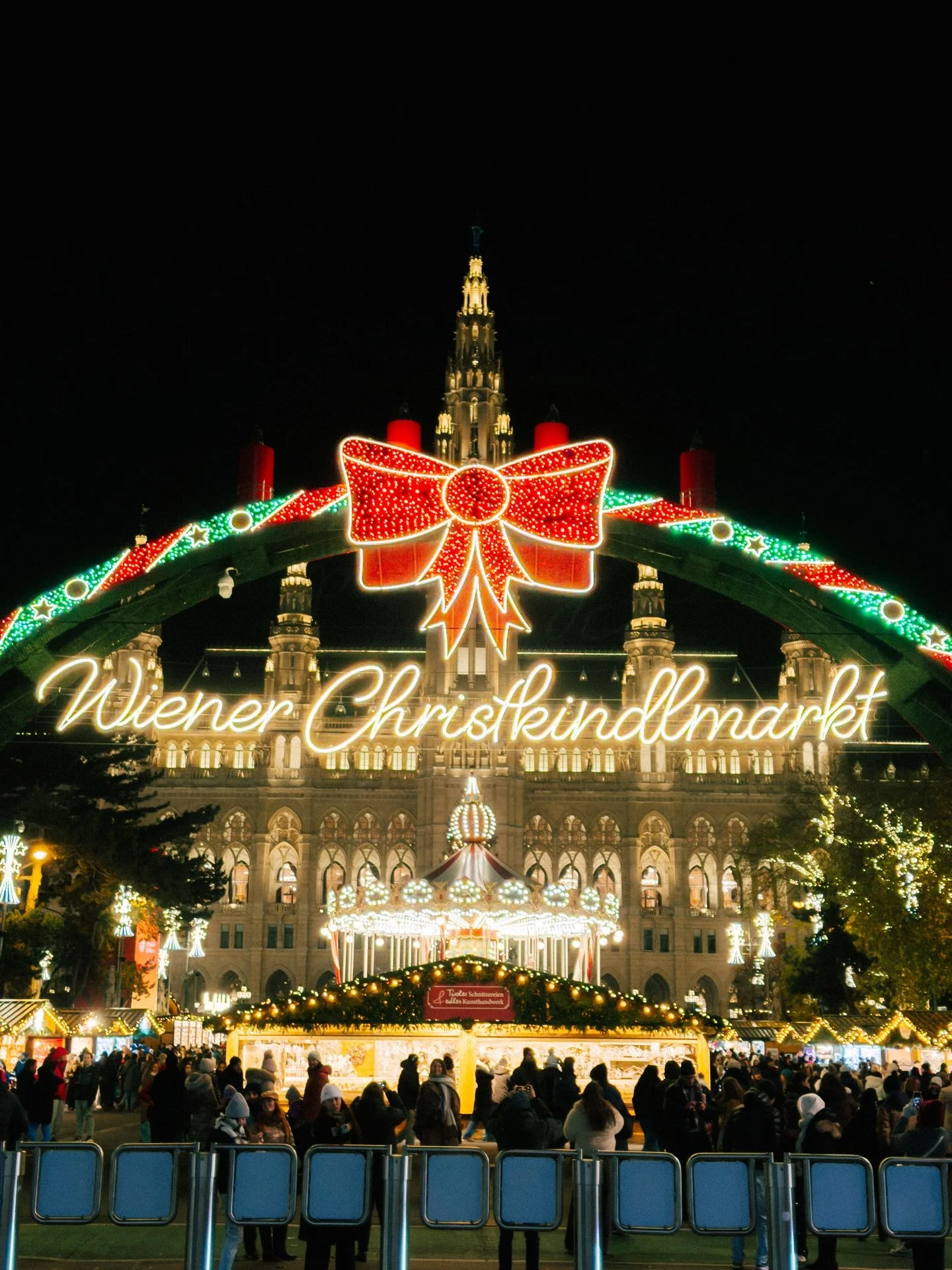 After landing in Vienna, we headed straight to Wiener Christkindlmarkt (Vienna&rsquo;s Most Famous XMAS Market ) at Rathausplatz! The sight of vendors with their handmade ornaments and desserts was super cool! 🎄
#rathausplatz #vienna