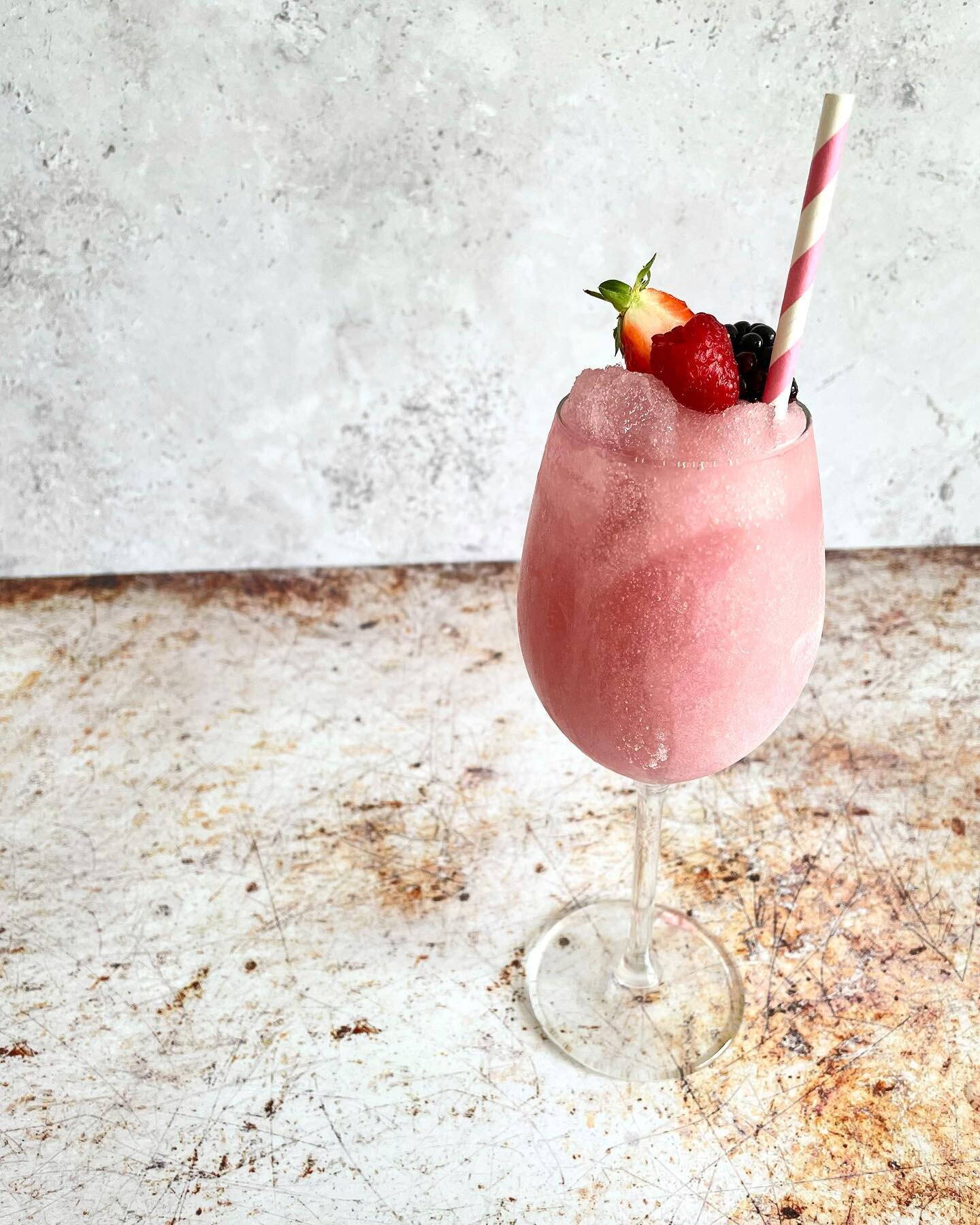 *new blog* top 5 ways to drink Esker Spirits this summer; including the ingredients and method for this Fros&eacute; made with Esker Scottish Raspberry Vodka 🍓

Find the recipe and methods in the blog via the link in our bio ⬆️ #EskerSpirits #Scotti