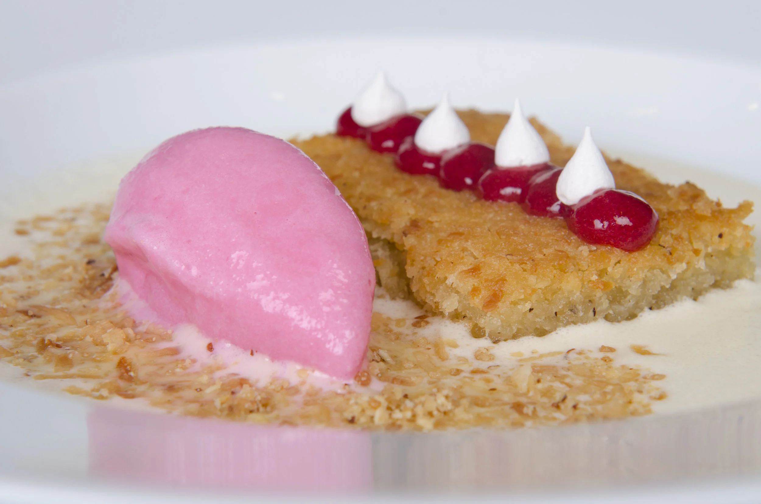 Enyucado Tibio, Crema de Coco y Helado de Kola Román.