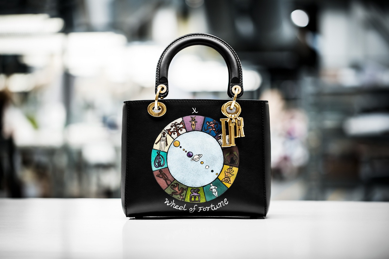 Bolsa da Dior que vi em Barcelona com a carta da Roda da Fortuna do Tarot , incluindo os 12 signos do zodíaco. Linda demais!