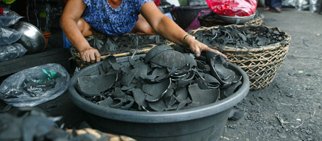 Uling sold in a marketplace in Mindanao (mindanews.com)