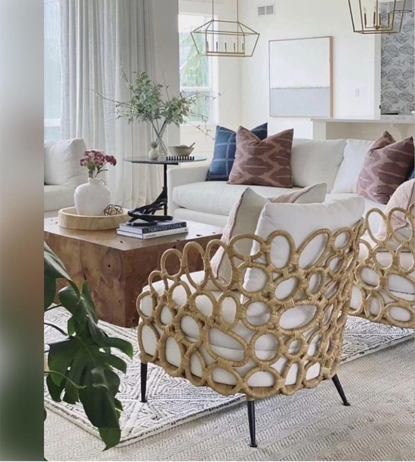 Beautiful room by dakovichinteriors 
&bull;
These soft colors and wool rug mixed with the wood and rattan bring a natural elements that connect us with nature. The details make all the difference!​​​​​​​​​
#dakovichinteriors#designinspiration#livingr