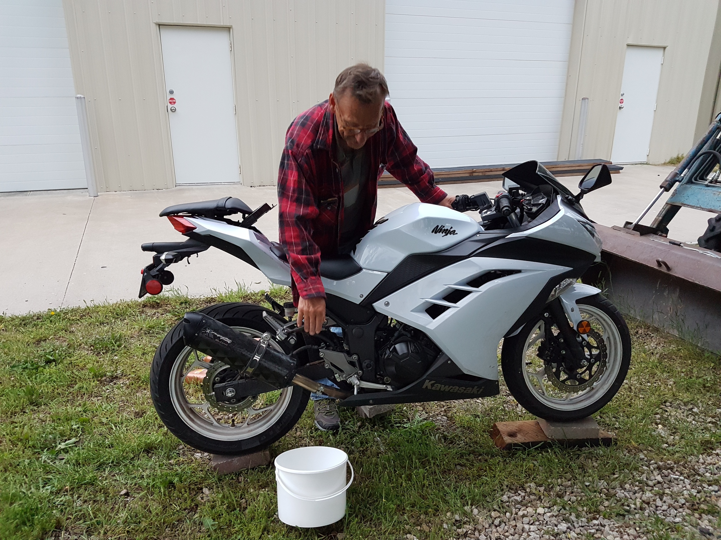 How many makers does it take to change the oil on a 300cc motorcycle?