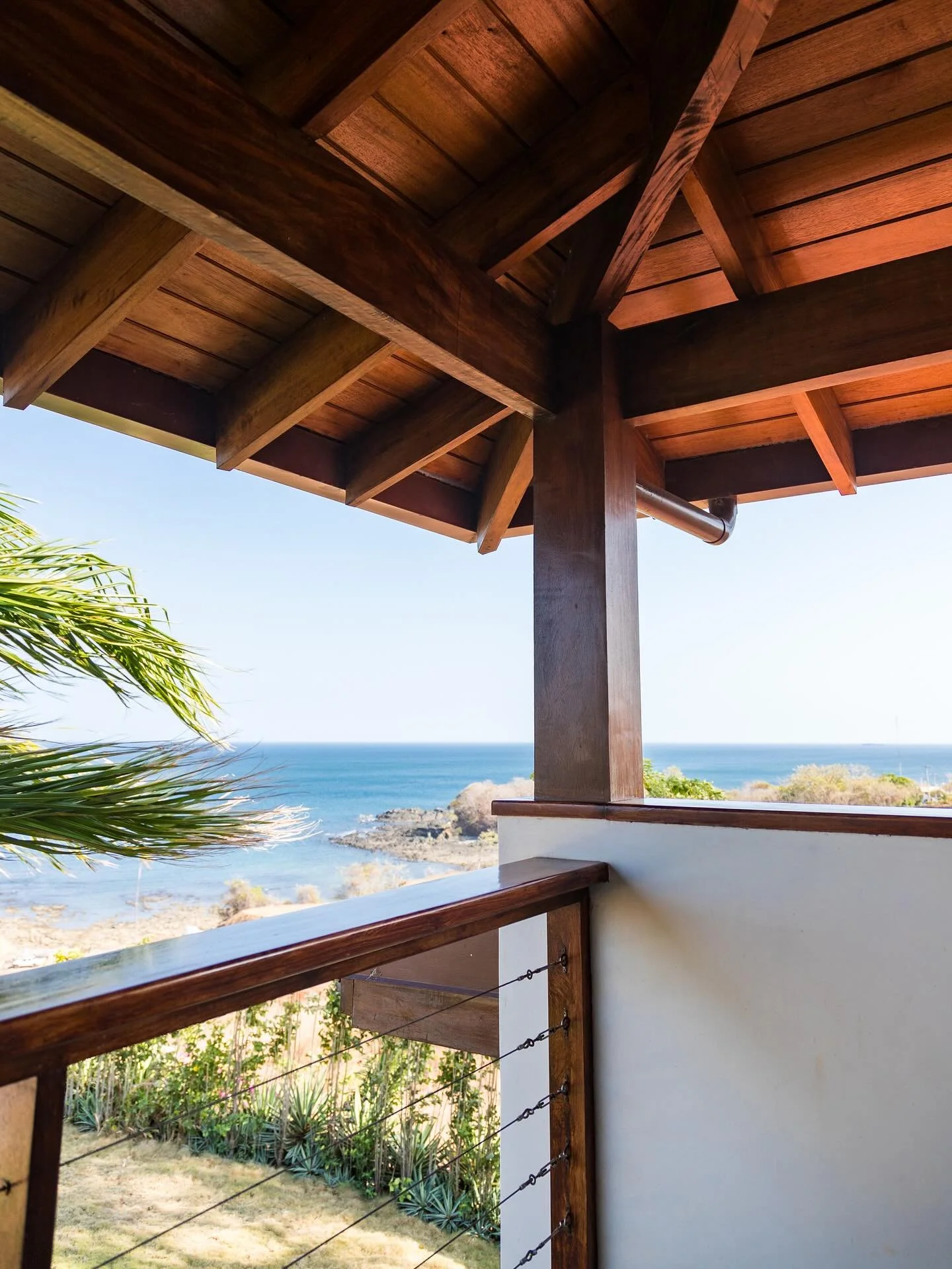 Can you imagine waking up to uninterrupted views of the Pacific? Vista del Mar is a coastal home in Pedas&iacute; designed to bring the ocean into everyday life.

The tropical wood roof and clay tiles protect the structure while giving it character a
