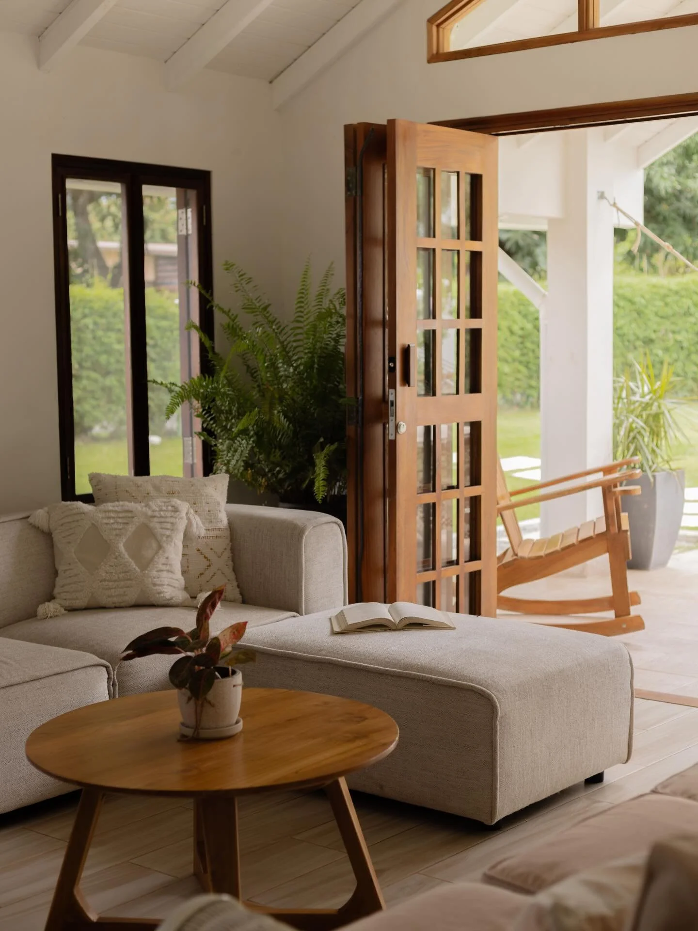 Contemporary heritage 🌾

Located amidst the golden agricultural fields of Pedas&iacute; and just a short walk from the coast, Casa FC is a story of growth. 

What began as a modest, traditional cottage has evolved into a soulful four-bedroom family 