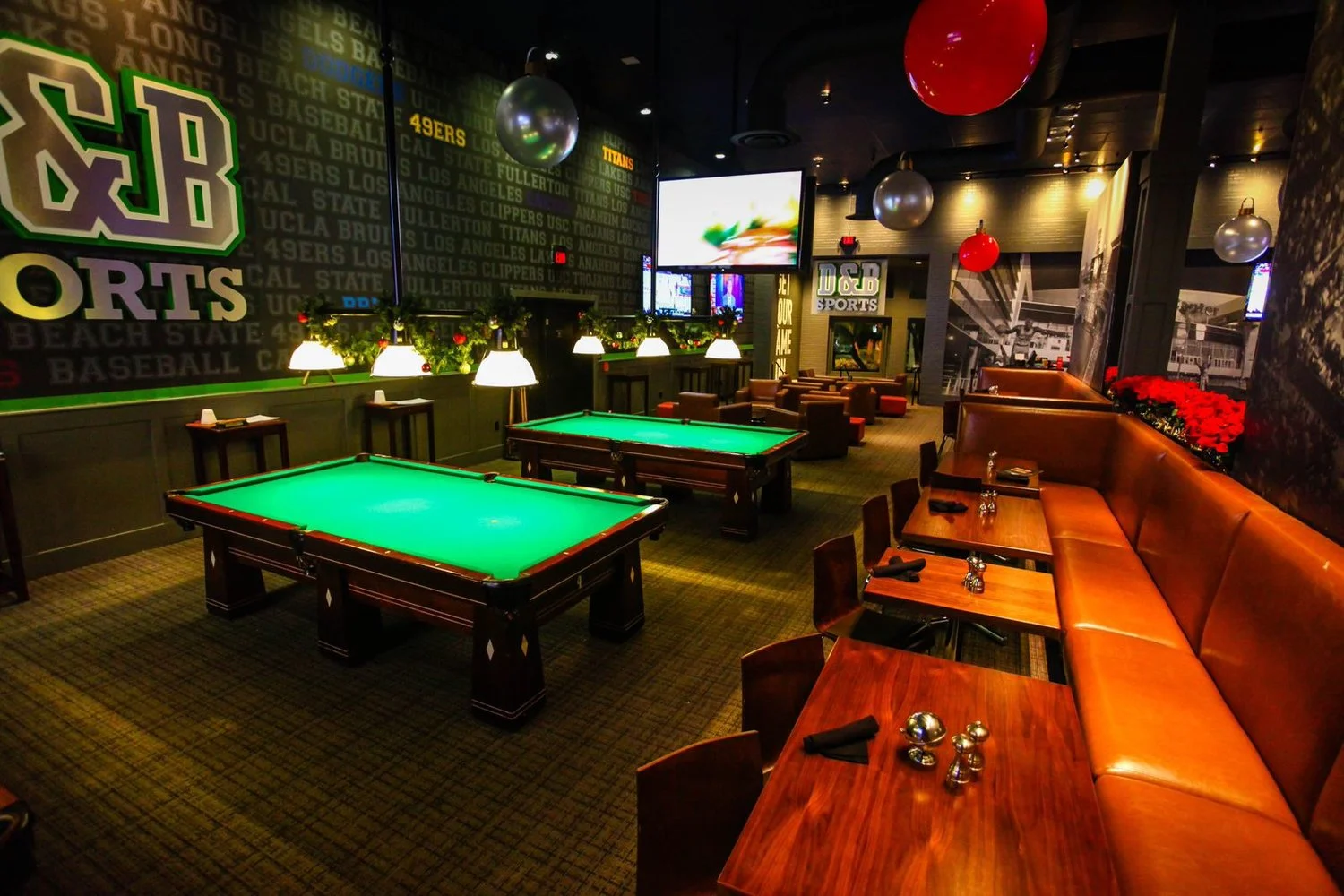 does dave and busters have pool tables