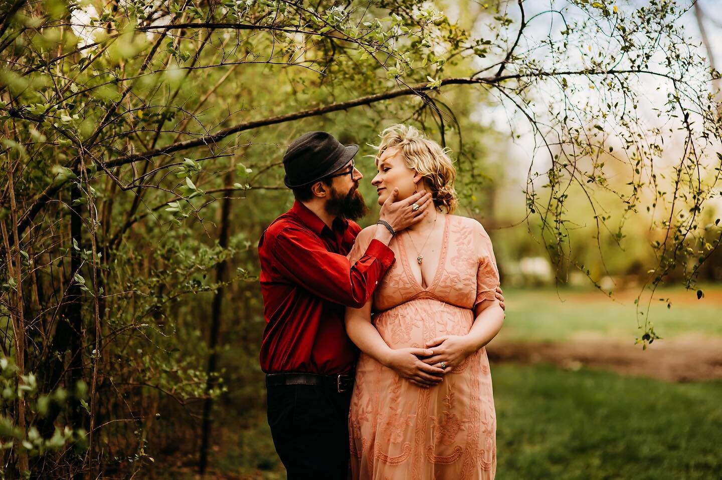 I&rsquo;m in love with every single part of this maternity session. From it being on the family farm she grew up on, to every small touch she incorporated so purposefully to include her mother&rsquo;s memory (and all of the backstories I was so privi