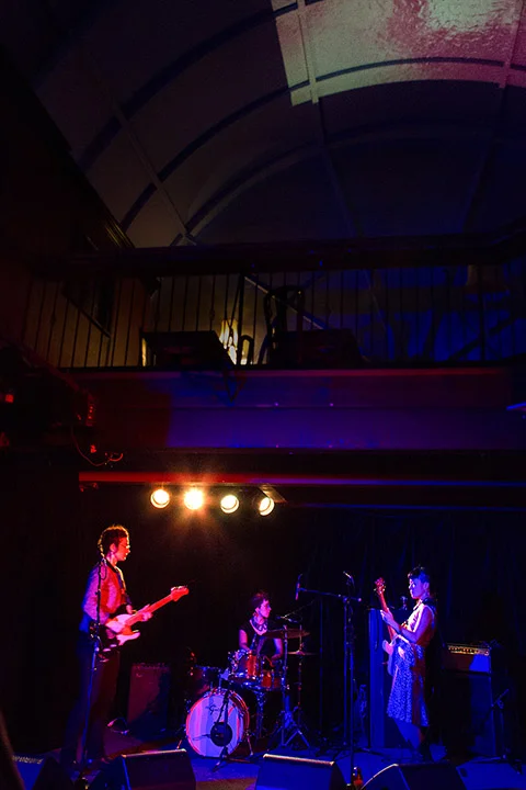 Empat Lima performing at the Gaso; projection overhead