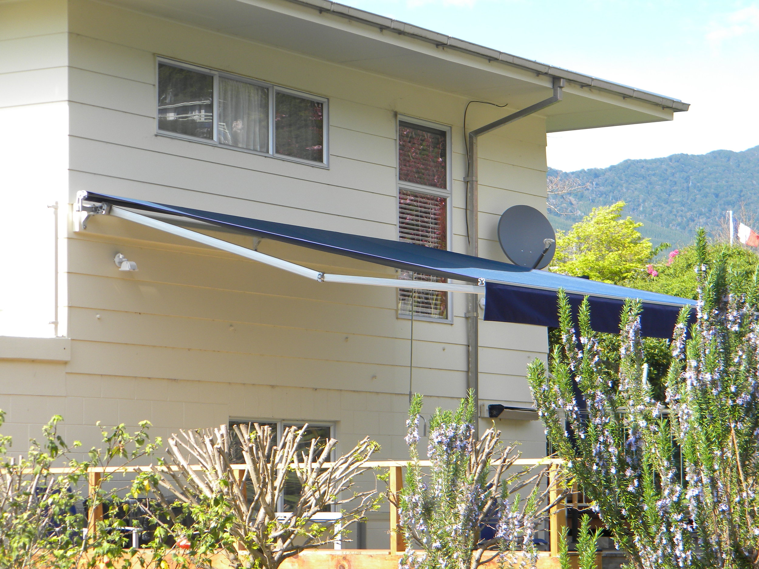 Rothchild awning in Anakiwa 003.jpg