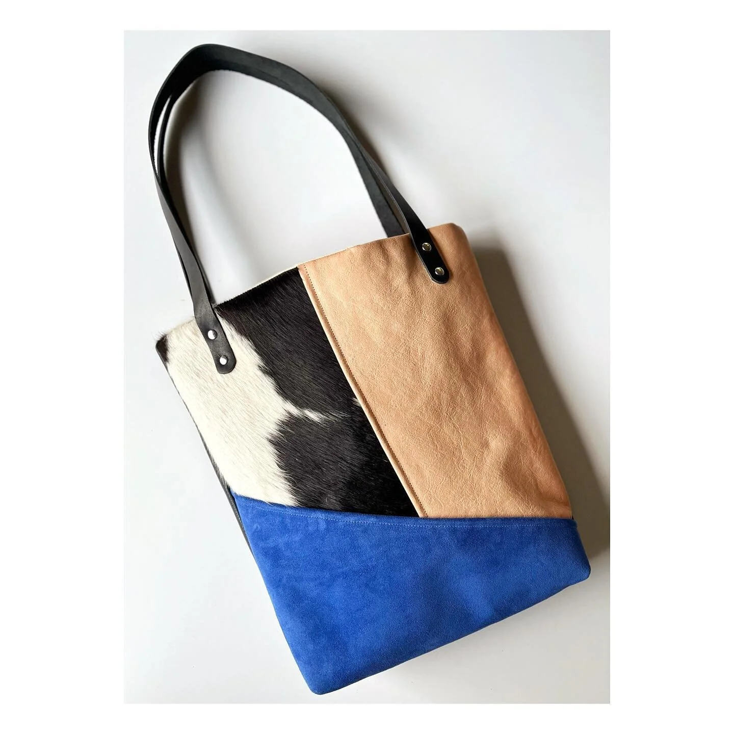There is a BIG update of wool bags going live in the shop this Monday, BUT FIRST I just added some really special leather totes to the limited editions shop.
✨
These leather collage totes are my favorite to make because they allow me to use all the p