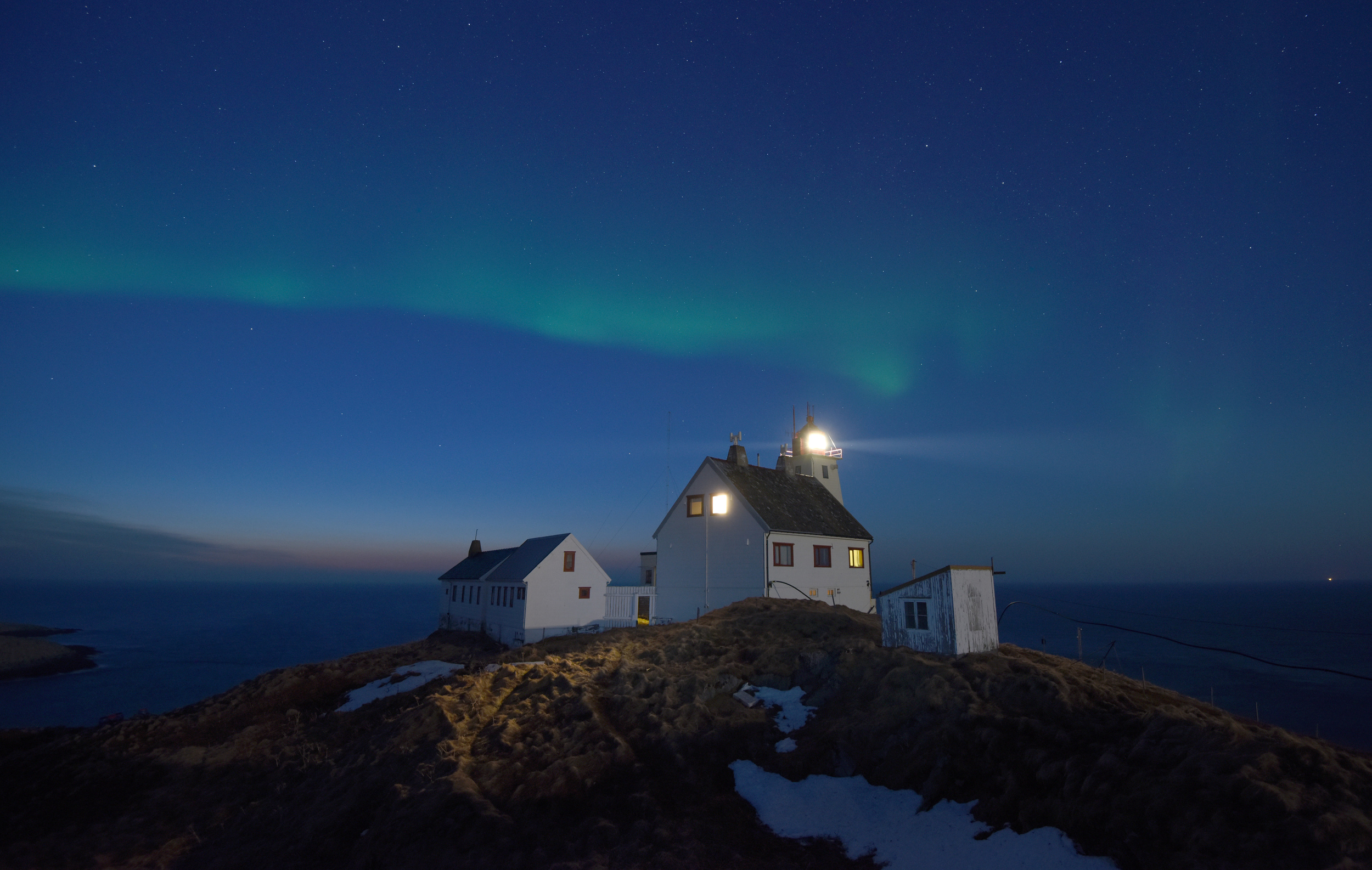 Hornøya lighthouse by night w auroras April 2015 Amundsen © Biotope.jpg