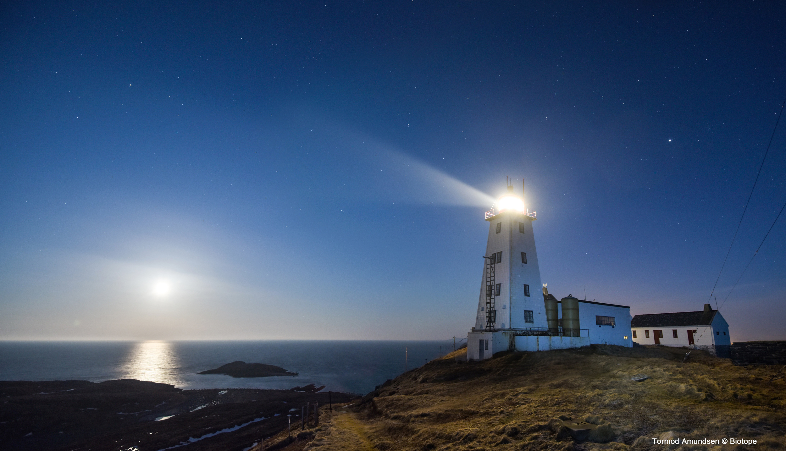 Hornøya lighthouse in full moon April 2015 med res Amundsen © Biotope.jpg