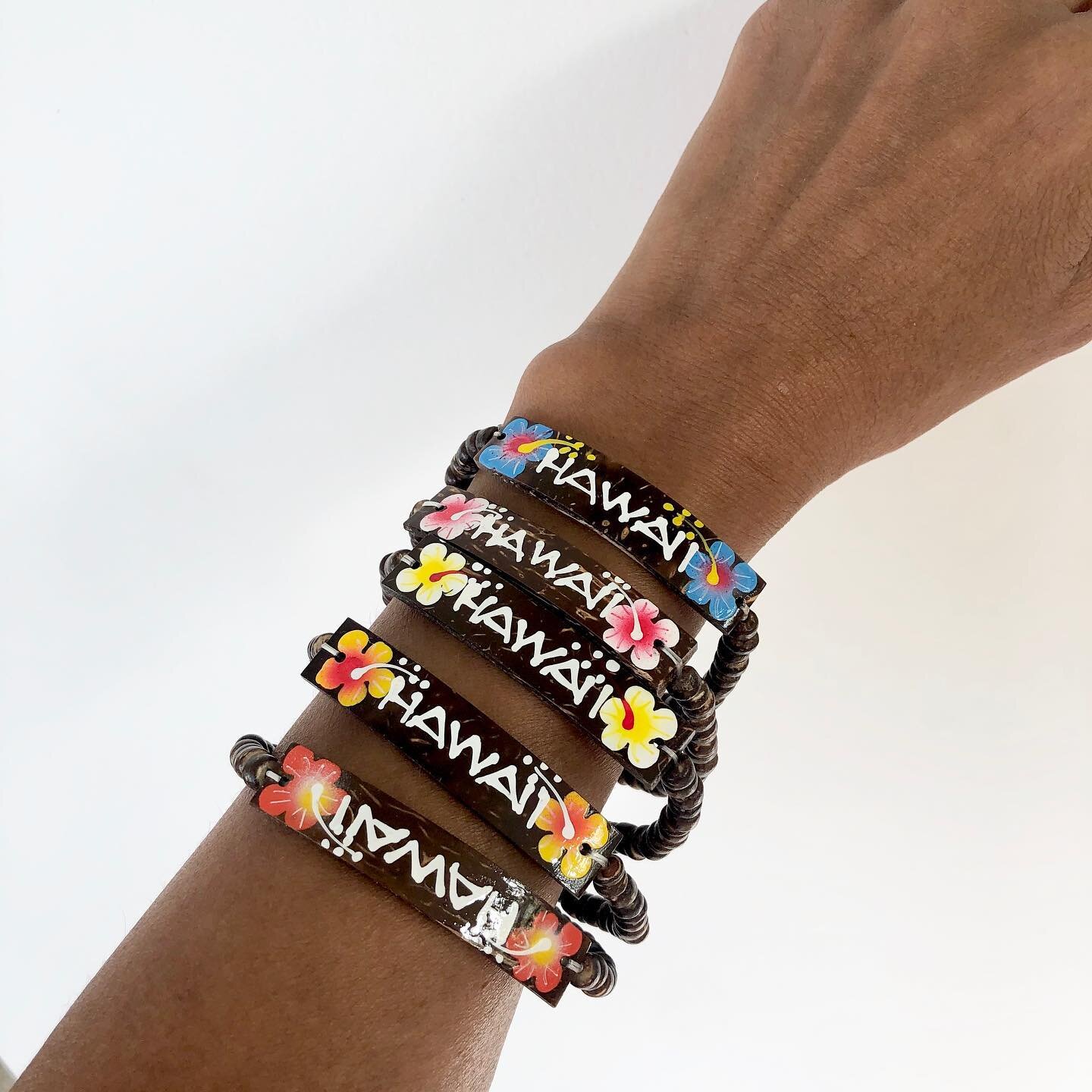 FUN FACT: Coconut Shell beads are comforting and grounding bringing a sense of peacefulness
🌺🌈🌴☀️
.
#madewithlove #madeinhawaii #hawaii #supportlocal #supportsmallbusiness #valeriejoseph