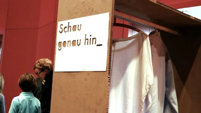 EinBlickHinterDeineKleidung