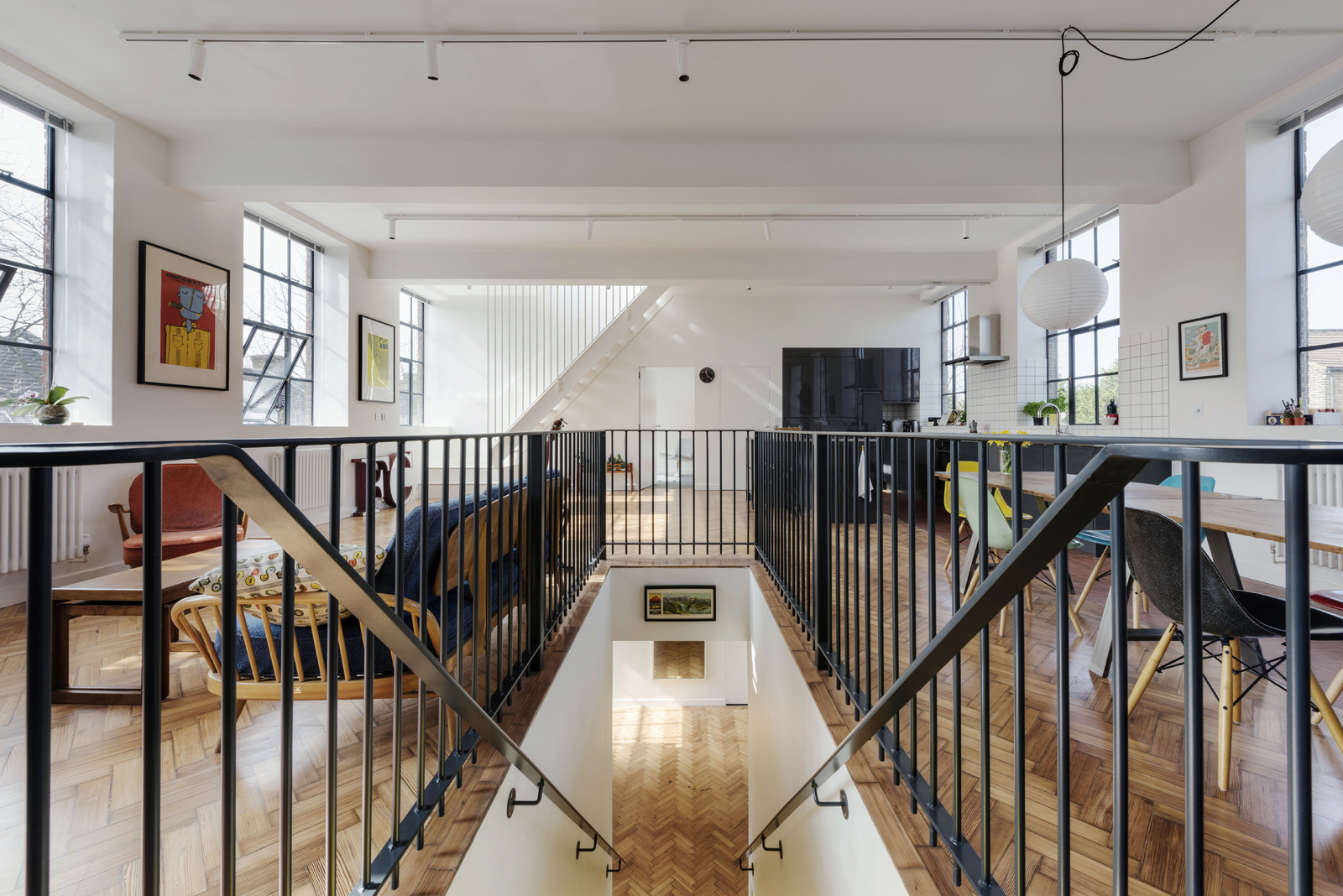 A new central staircase connects the ground- with the first floor and acts as a spatial zoning element defining kitchen, dining and living area.