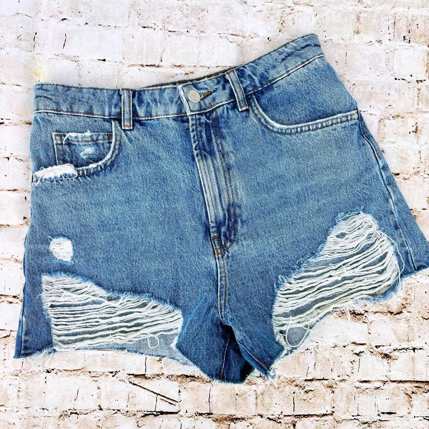 Thrifter POV: Why buy one pair of new Zara cut-off denim shorts, when I can get a pair of thrifted Zara cut-off denim shorts, a woven belt, some trendy sunnies, and a versatile pair of sandals? #iykyk

#thriftproud #thriftshopper #thrifted #thrifthau