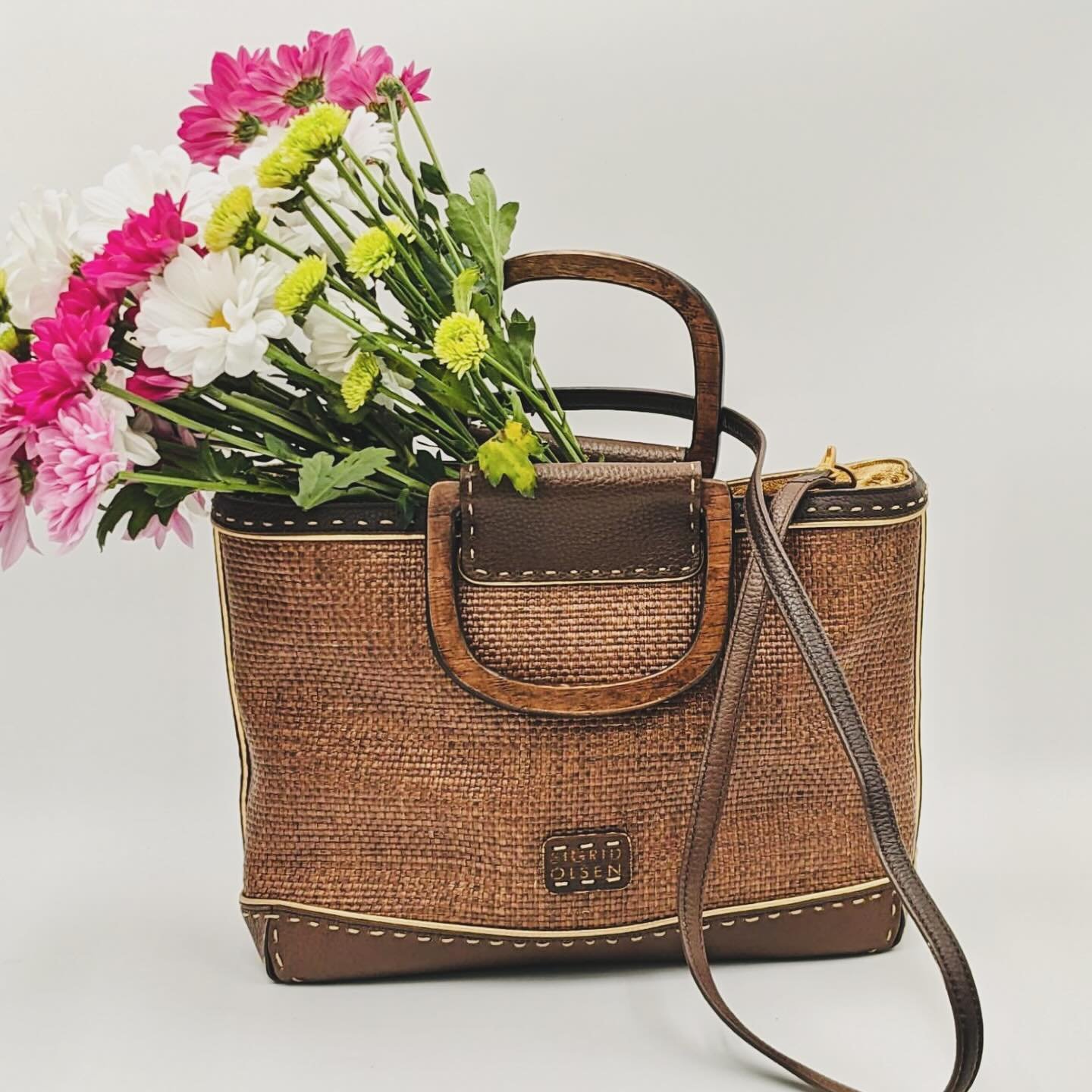 That&rsquo;s one way to give mom her Mother&rsquo;s Day flowers! 🌸🌷🌼 Just arrived - Sigrid Olsen Woven Leather Shoulder Bag. Visit us this week to shop for gifts for every mother figure in your life. ❤️
#thrifted #thriftproud #thriftedgifts #mothe