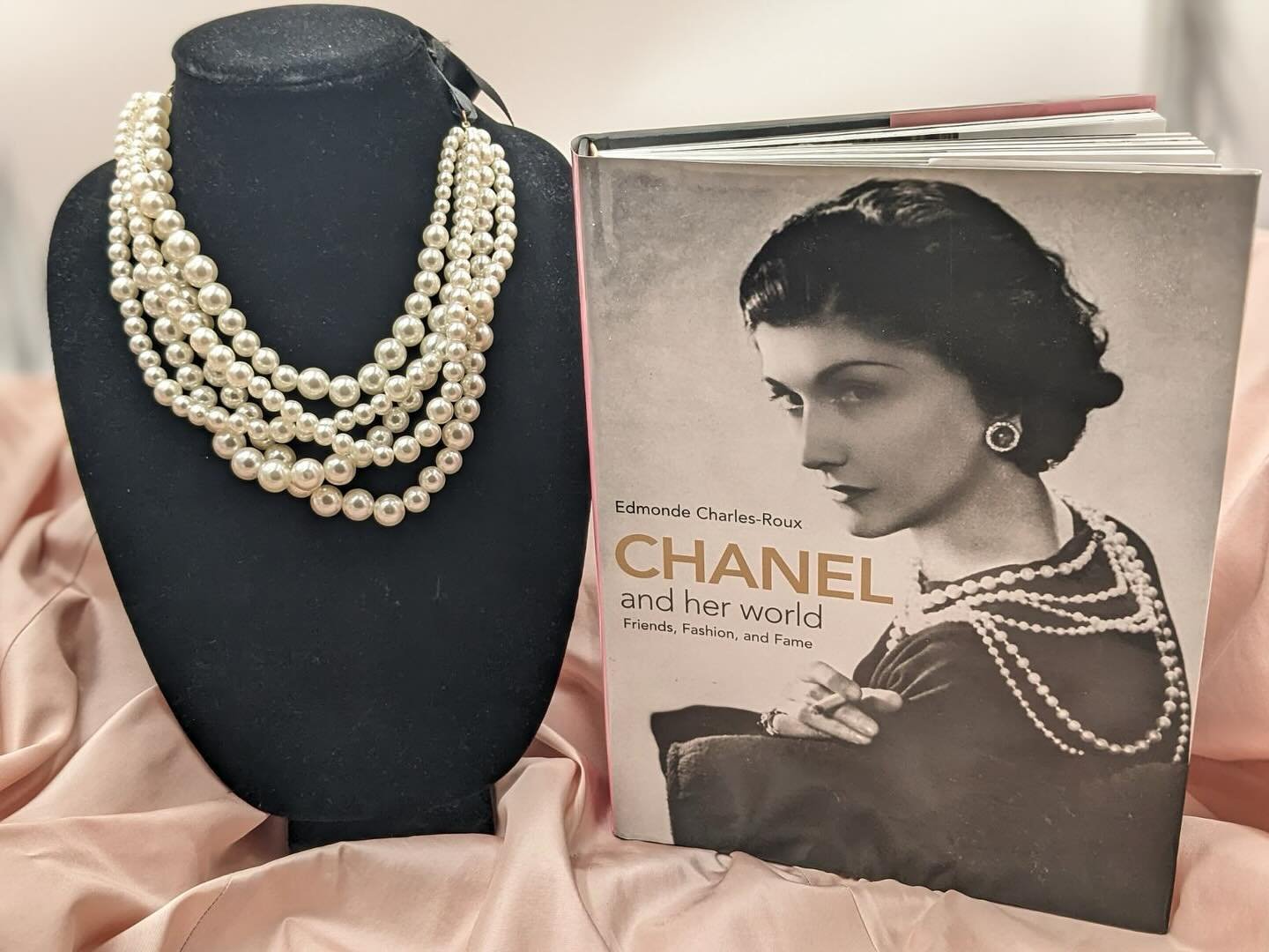 &ldquo;Pearls will make you glow like moonlight&rdquo;- Coco Chanel

#pearljewelry #chanelvibes #vintage #vintagegirlies #classicstyle #comothriftshop #comothriftshopfinds #thrifted #thrifthaul #thrifthappy #shoplocal #shopstoningtonct #ctthrift #ctt
