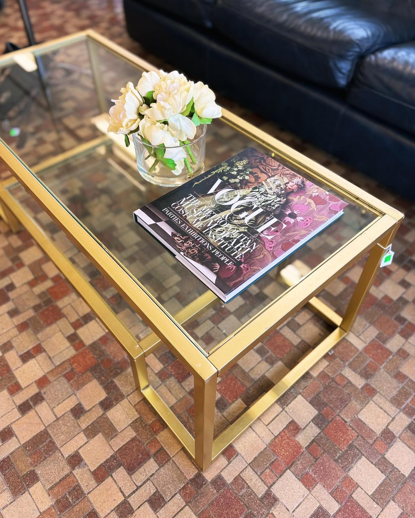A sleek gold glass-top coffee table is just what you&rsquo;ve been looking for&hellip;..better grab a stylish coffee table book while you&rsquo;re at it 😜

#metcostumeinstitute #metcostume #coffetable #coffeetablebook #inspiredinteriors #homedecor #
