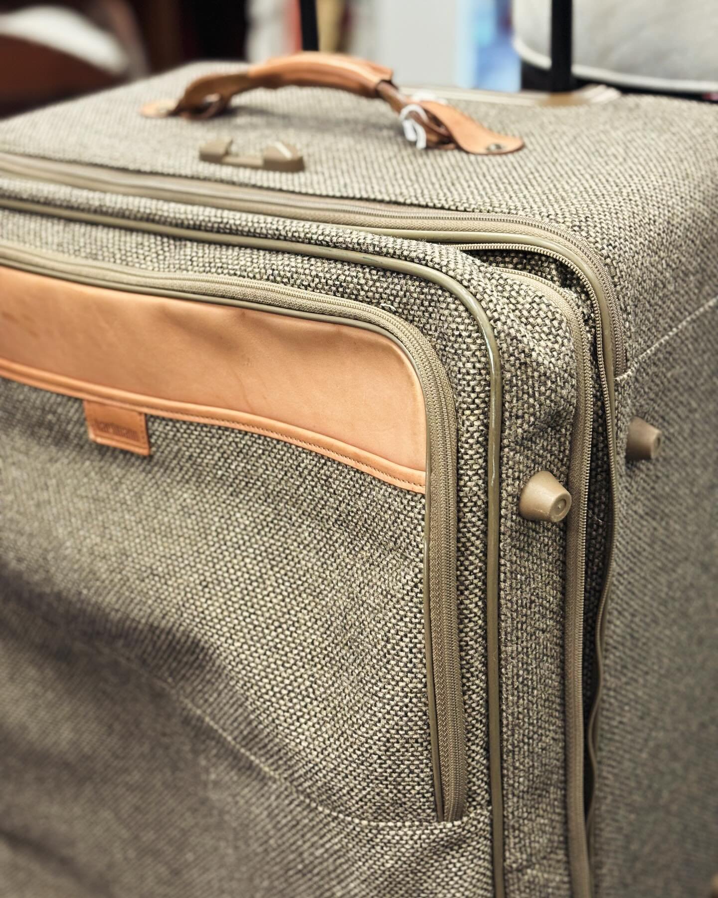 Anyone with upcoming vacation plans - you NEED to check this out ✈️🧳💺This Hartmann tweed suitcase with leather details can fit like a month&rsquo;s worth of stuff in it and is super clean inside! Stylish, twice-extendable, all the accessory bags, a