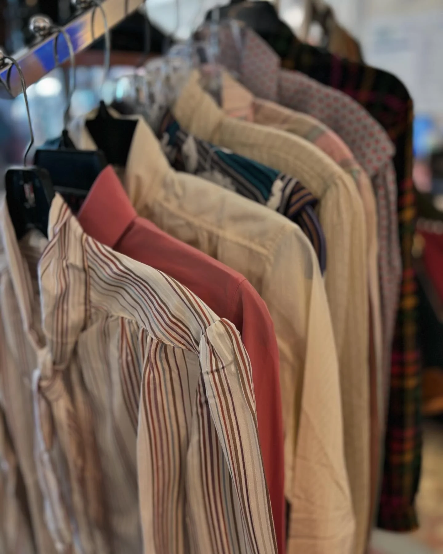 Vintage silk blouses - a closet staple that never goes out of style 🎀

#vintagevibes #70sfashion #anchormanmovie #retro #silk #blouse #thrifted #thrifting #thriftgoals #shopsecondhand #shopsecondhandfirst #wheretoshopct #vintageshoppingct